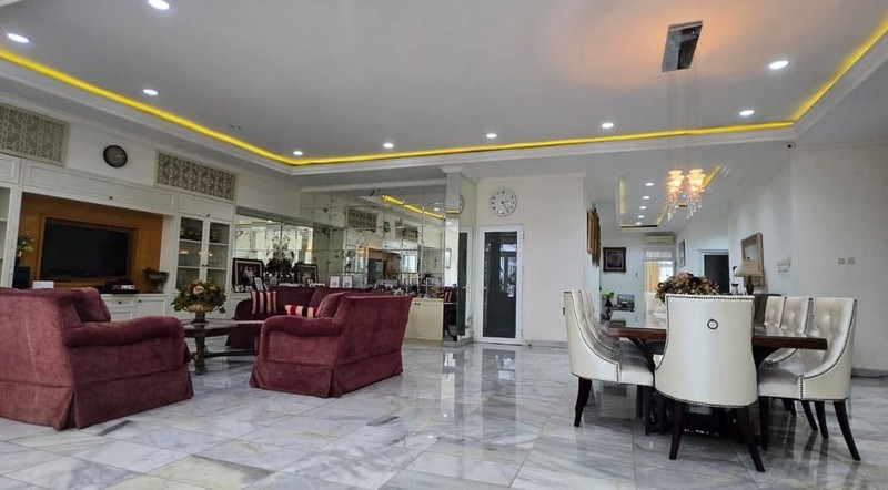 Rumah 2 lantai , siap huni, bernuansa American Classic, di Kemang, Jakarta Selatan