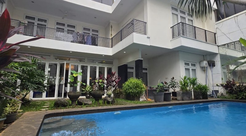 Rumah 2 lantai , siap huni, bernuansa American Classic, di Kemang, Jakarta Selatan