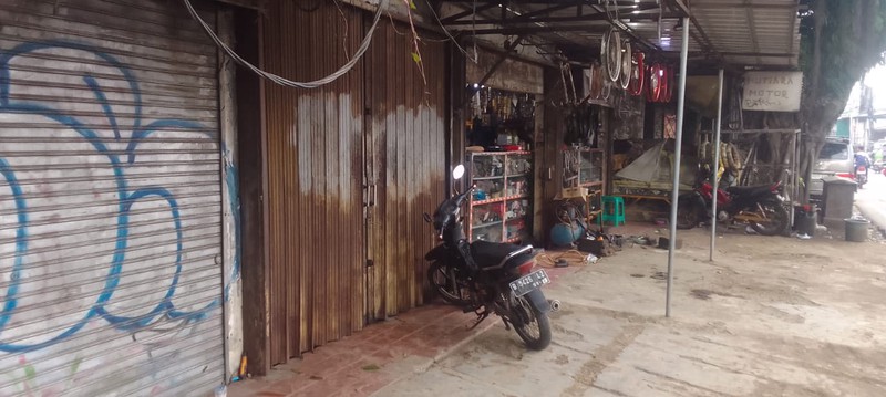 Bangunan Toko Satu Lantai Luas 81 m2, dekat Mall PGC Cililitan, di Jalan Raya Bogor, Kramat Jati - Jaktim
