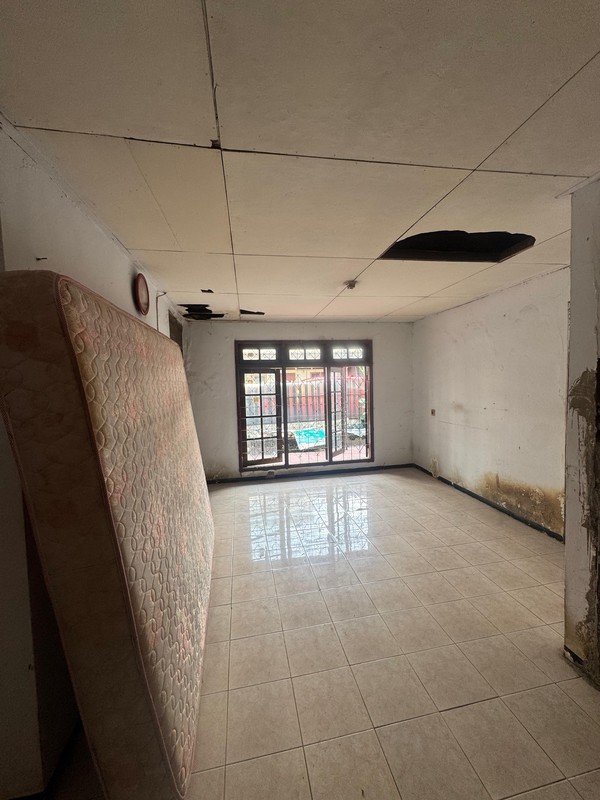 Rumah Tua 2 Lantai Akses Jalan 2 Mobil di Pulomas Kayu Putih Jaktim