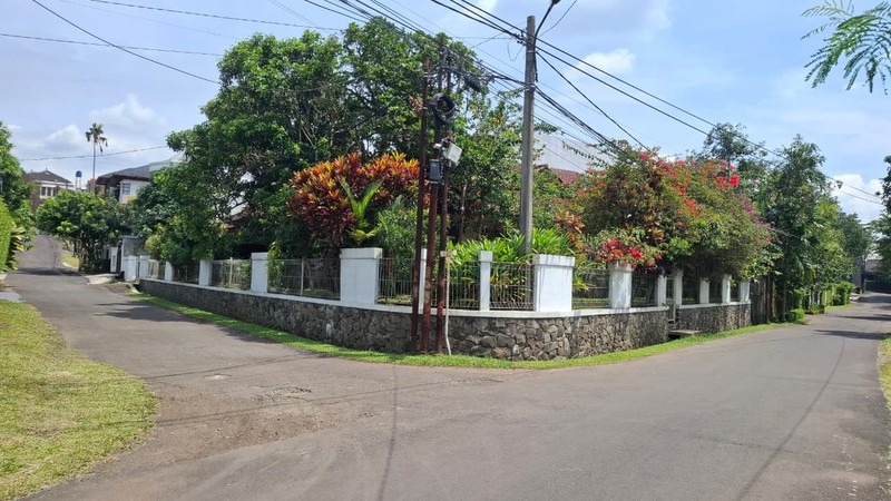 Rumah Besar Di Premium Area Sukasari Bandung, Harga Tidak Hitung Bangunan (400 m2)