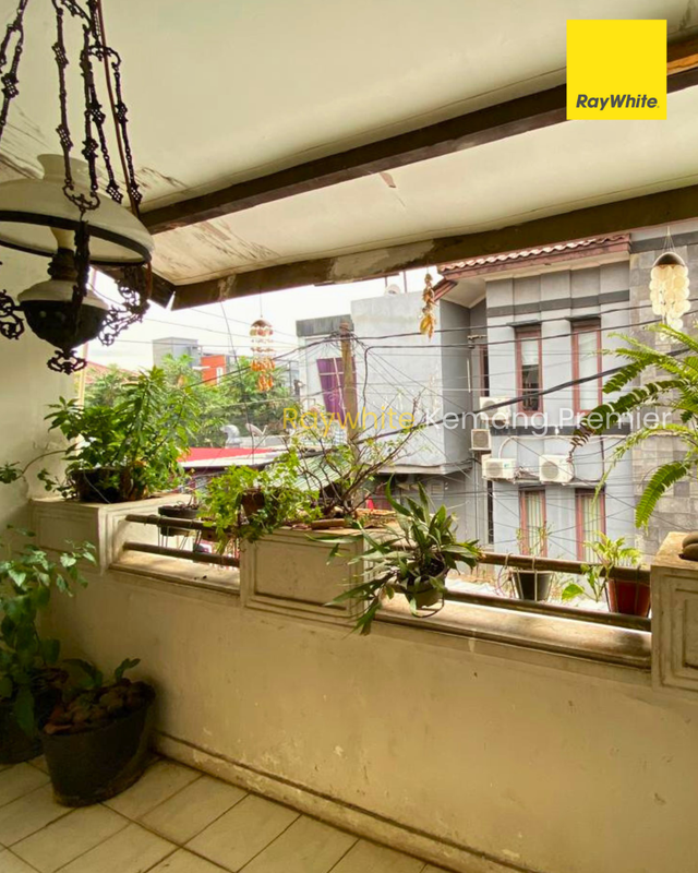 Rumah 3 Lantai Siap Ubah Jadi Kost Eksklusif - 3 Km ke MRT Cipete Potensi passive income ROI 7-9 % / tahun.