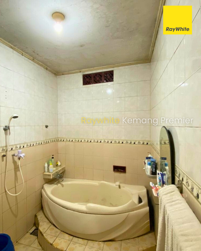 Rumah 3 Lantai Siap Ubah Jadi Kost Eksklusif - 3 Km ke MRT Cipete Potensi passive income ROI 7-9 % / tahun.