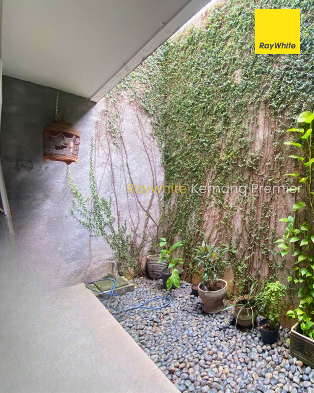 Dijual Rumah Cantik Siap Huni - 4 Kamar Tidur - Lokasi Strategis Pejaten Barat