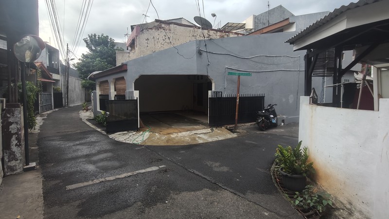Disewakan Cepat Rumah Siap Huni dan Ngantor di Tebet Barat - Lokasi Strategis, dekat TOL dan Stasiun