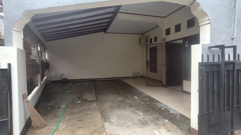 Disewakan Cepat Rumah Siap Huni dan Ngantor di Tebet Barat - Lokasi Strategis, dekat TOL dan Stasiun