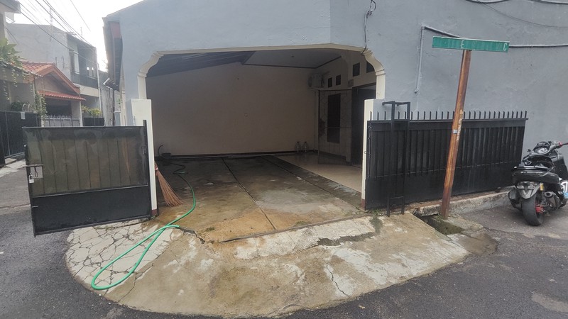 Disewakan Cepat Rumah Siap Huni dan Ngantor di Tebet Barat - Lokasi Strategis, dekat TOL dan Stasiun