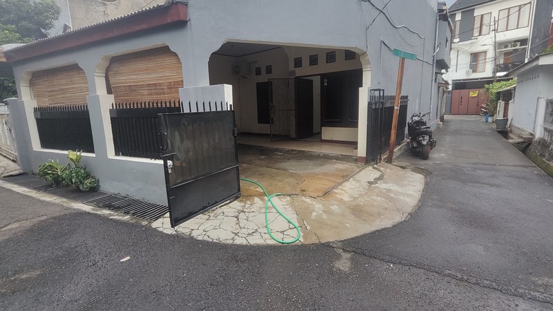 Disewakan Cepat Rumah Siap Huni dan Ngantor di Tebet Barat - Lokasi Strategis, dekat TOL dan Stasiun