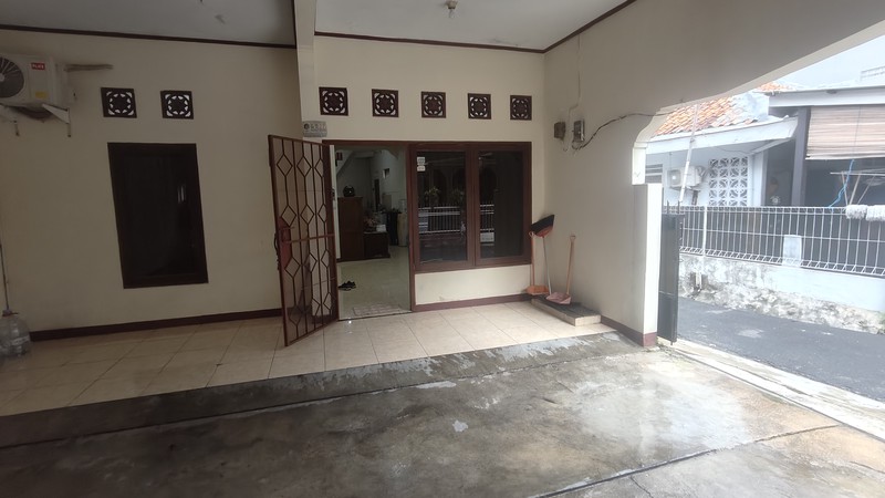 Disewakan Cepat Rumah Siap Huni dan Ngantor di Tebet Barat - Lokasi Strategis, dekat TOL dan Stasiun
