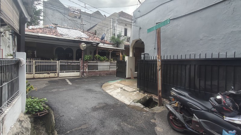 Disewakan Cepat Rumah Siap Huni dan Ngantor di Tebet Barat - Lokasi Strategis, dekat TOL dan Stasiun