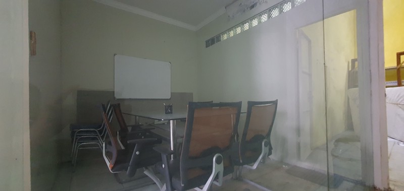 Disewakan Ruko Let Jen Suprapto, Galur, Johar Baru. Dalam kompleks - tidak hadap jalan raya. Baru selesai renovasi Des 2025