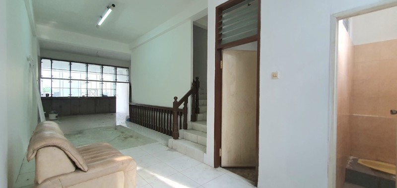 Disewakan Ruko Let Jen Suprapto, Galur, Johar Baru. Dalam kompleks - tidak hadap jalan raya. Baru selesai renovasi Des 2025