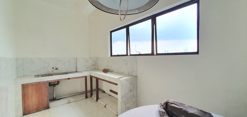 Disewakan Ruko Let Jen Suprapto, Galur, Johar Baru. Dalam kompleks - tidak hadap jalan raya. Baru selesai renovasi Des 2025