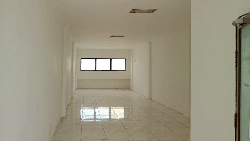 Disewakan Ruko Let Jen Suprapto, Galur, Johar Baru. Dalam kompleks - tidak hadap jalan raya. Baru selesai renovasi Des 2025