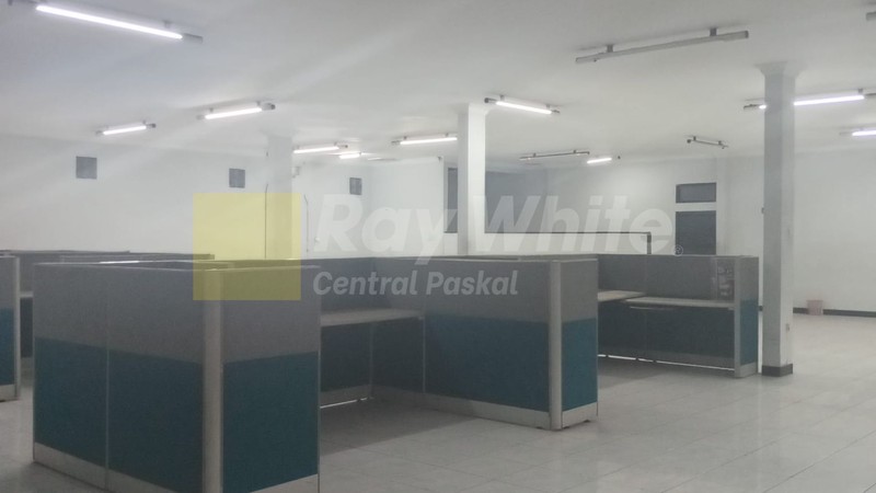 Kantor dan Gudang di Mainroad Ciateul Bandung