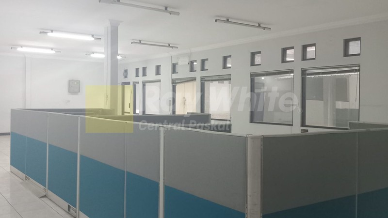 Kantor dan Gudang di Mainroad Ciateul Bandung