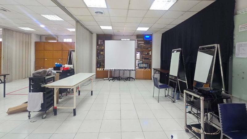 Dijual Gedung Kantor 4,5 Lantai Lokasi Bagus Cocok Untuk Investasi di Menteng