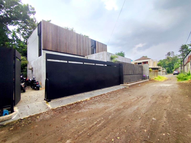 Rumah Modern Industrial 2 Lantai di Wedomartani, Ngemplak - Sleman