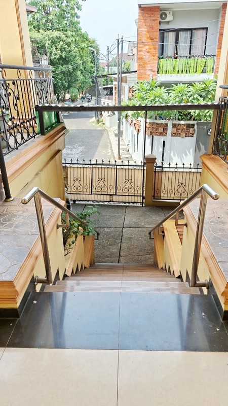 Rumah 2 Lantai Semi Furnished di Jl Cucur Sektor IV Bintaro Jaya Pondok Karya, Pondok Aren