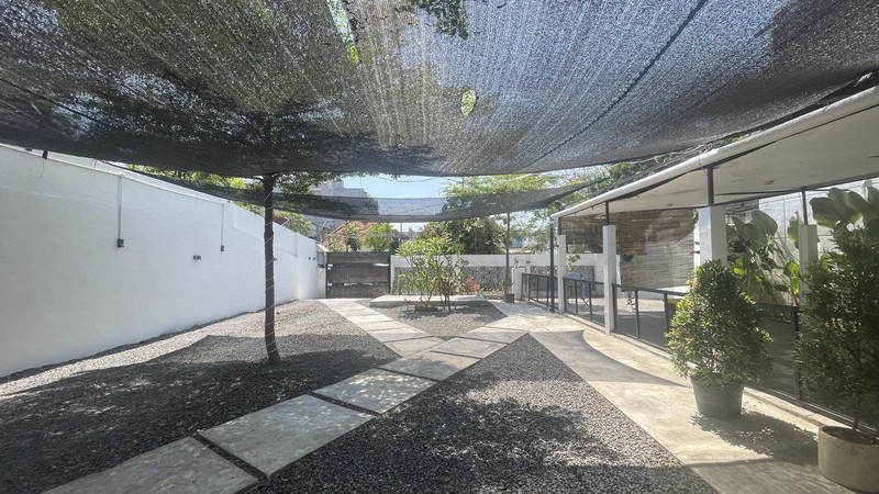 Peluang Usaha: Disewakan Bangunan Komersial Eks Cafe di Jl. Teuku Umar, Surabaya