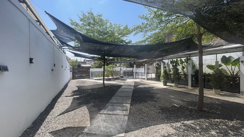 Peluang Usaha: Disewakan Bangunan Komersial Eks Cafe di Jl. Teuku Umar, Surabaya