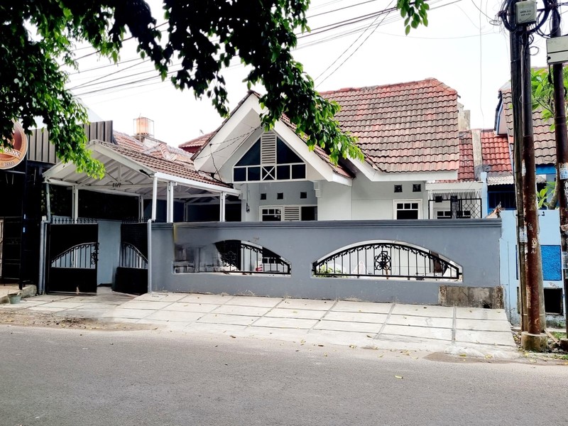 Rent. Rumah pinggir jln raya di Kencana Loka, BSD. 