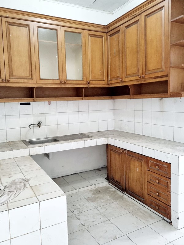 Rent. Rumah pinggir jln raya di Kencana Loka, BSD. 