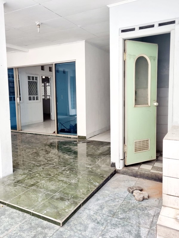 Rent. Rumah pinggir jln raya di Kencana Loka, BSD. 