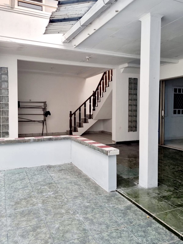 Rent. Rumah pinggir jln raya di Kencana Loka, BSD. 