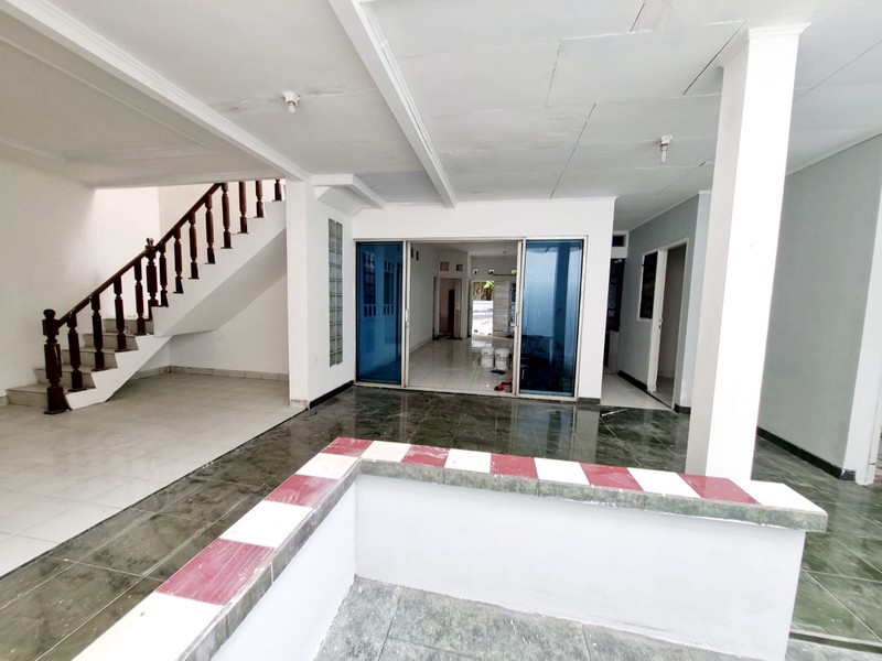 Rent. Rumah pinggir jln raya di Kencana Loka, BSD. 