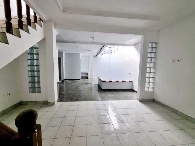 Rent. Rumah pinggir jln raya di Kencana Loka, BSD. 