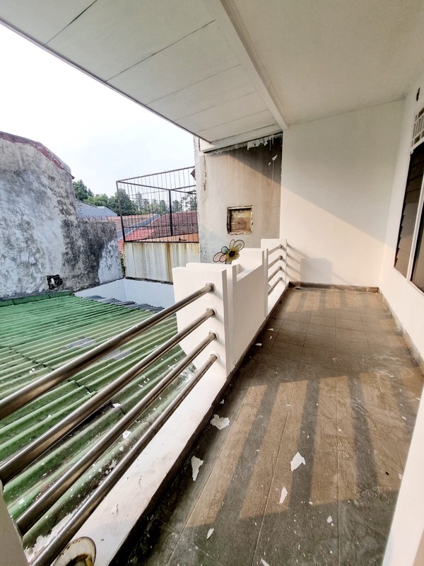 Rent. Rumah pinggir jln raya di Kencana Loka, BSD. 