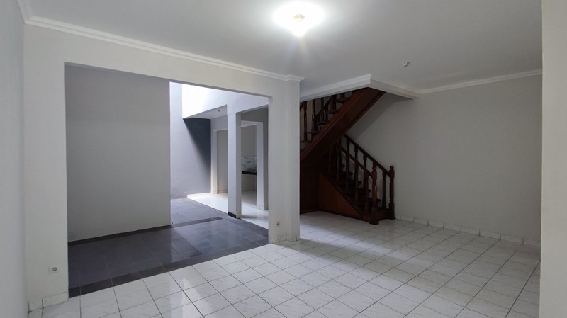 Fast Rent. Rumah luas di Griya Loka, BSD