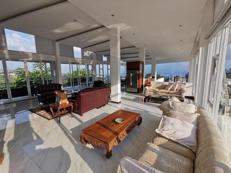 Dijual Villa dengan Pemandangan Yang Indah dan Bangunan Yang Elegan @Dago Pakar Bandung.