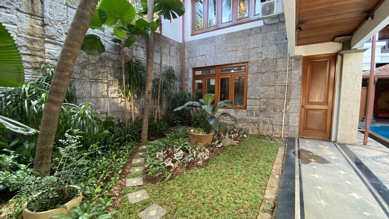 BIG AND BEAUTIFUL HOUSE AT PATRA KUNINGAN AREA