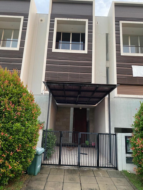 Rumah Usaha 3 Lantai Jalan Utama Graha Natura Surabaya Barat Siap Pakai 