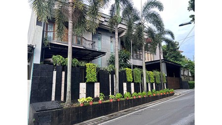 Rumah Mewah Jakarta Timur, ruang keluarga luas dengan lantai marmer, ada musholla