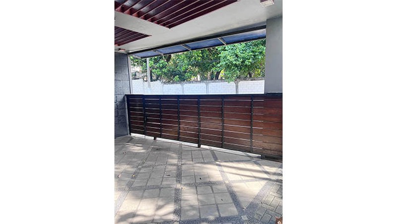 Rumah Mewah Jakarta Timur, ruang keluarga luas dengan lantai marmer, ada musholla