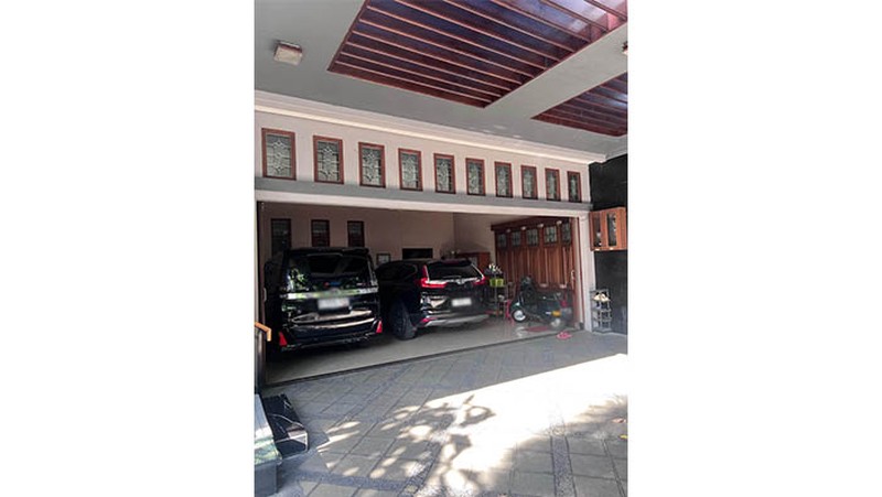 Rumah Mewah Jakarta Timur, ruang keluarga luas dengan lantai marmer, ada musholla