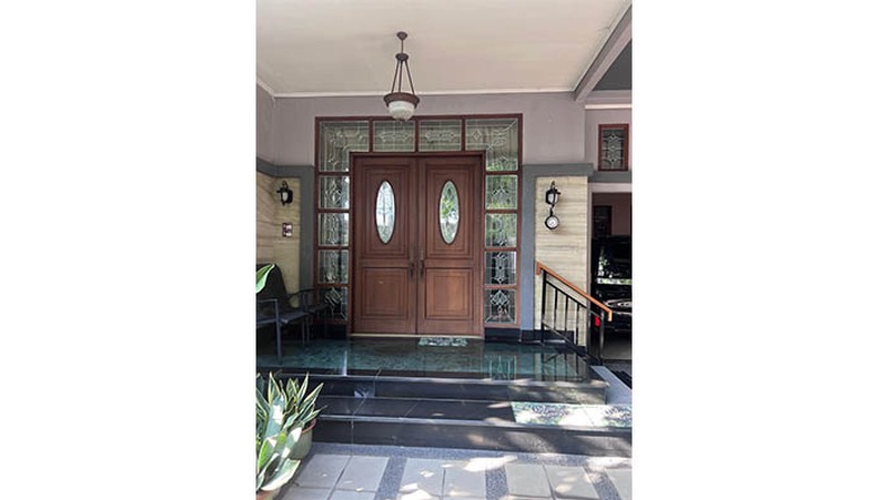 Rumah Mewah Jakarta Timur, ruang keluarga luas dengan lantai marmer, ada musholla