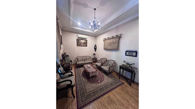 Rumah Mewah Jakarta Timur, ruang keluarga luas dengan lantai marmer, ada musholla