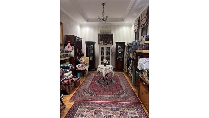 Rumah Mewah Jakarta Timur, ruang keluarga luas dengan lantai marmer, ada musholla