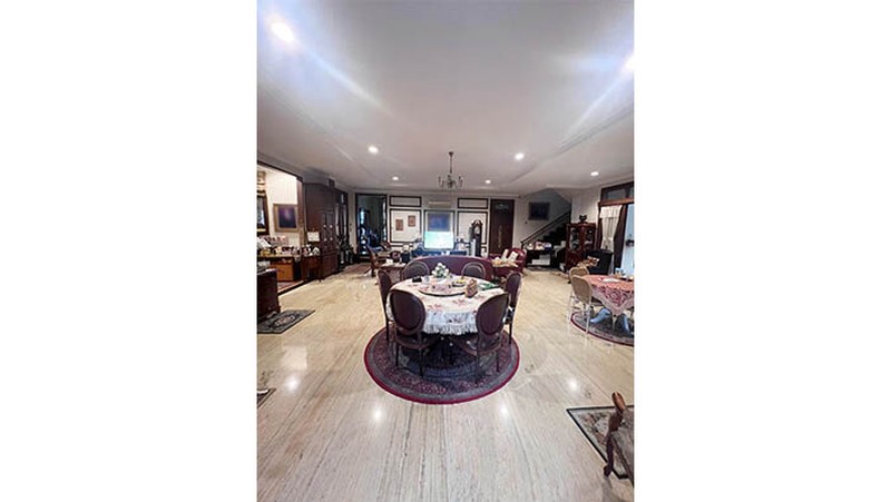 Rumah Mewah Jakarta Timur, ruang keluarga luas dengan lantai marmer, ada musholla