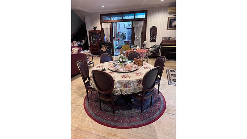 Rumah Mewah Jakarta Timur, ruang keluarga luas dengan lantai marmer, ada musholla