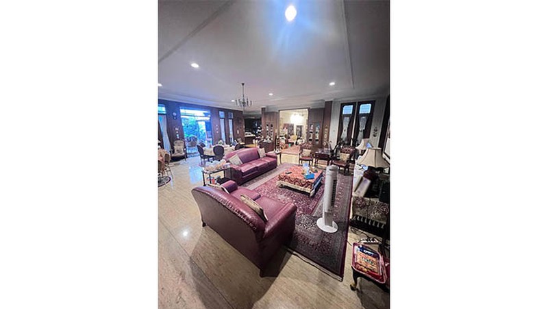 Rumah Mewah Jakarta Timur, ruang keluarga luas dengan lantai marmer, ada musholla