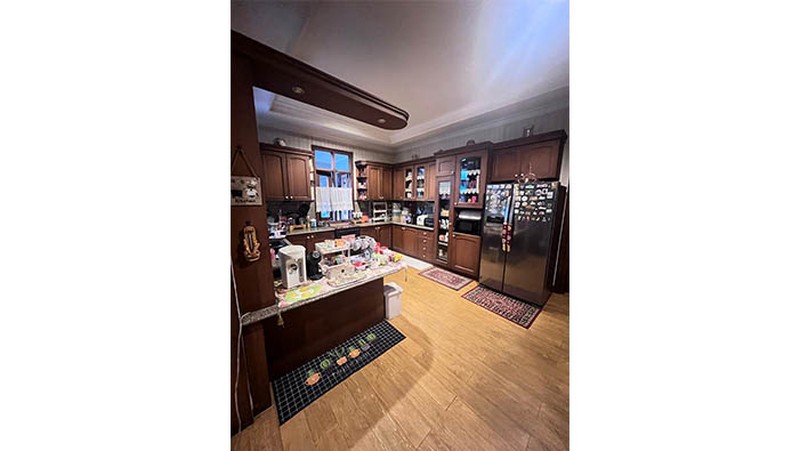 Rumah Mewah Jakarta Timur, ruang keluarga luas dengan lantai marmer, ada musholla