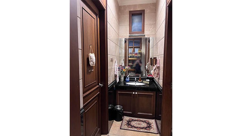 Rumah Mewah Jakarta Timur, ruang keluarga luas dengan lantai marmer, ada musholla