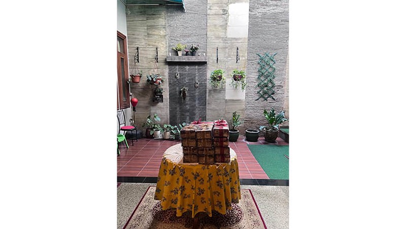 Rumah Mewah Jakarta Timur, ruang keluarga luas dengan lantai marmer, ada musholla