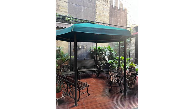 Rumah Mewah Jakarta Timur, ruang keluarga luas dengan lantai marmer, ada musholla