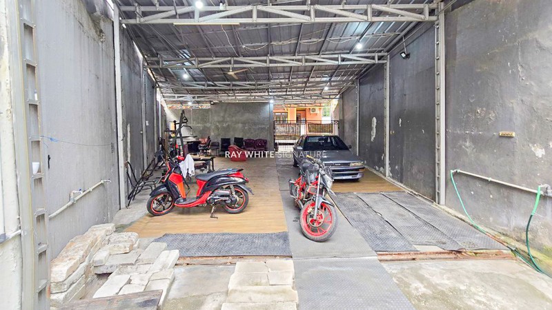 Ruko 3 Lantai Lokasi Strategis di Jl Penjernihan II Bendungan Hilir